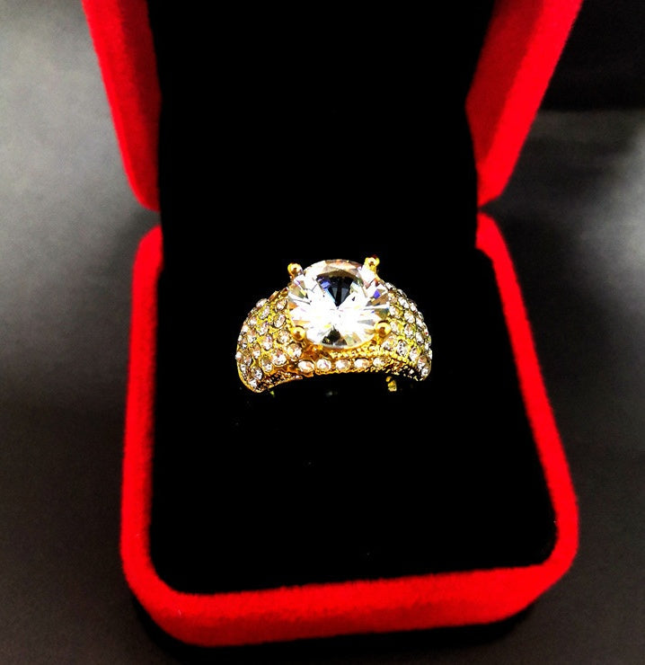 Luxurious Gold Diamond Round Carat Ring