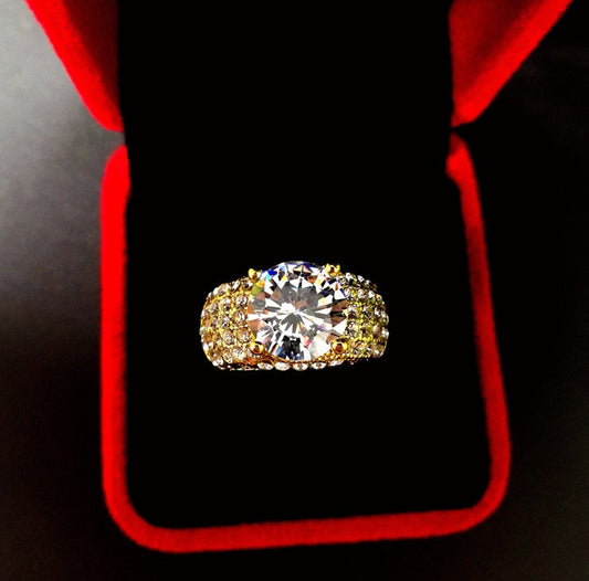 Luxurious Gold Diamond Round Carat Ring