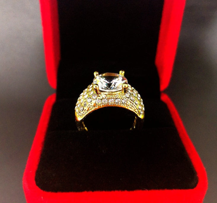 Luxurious Gold Diamond Round Carat Ring