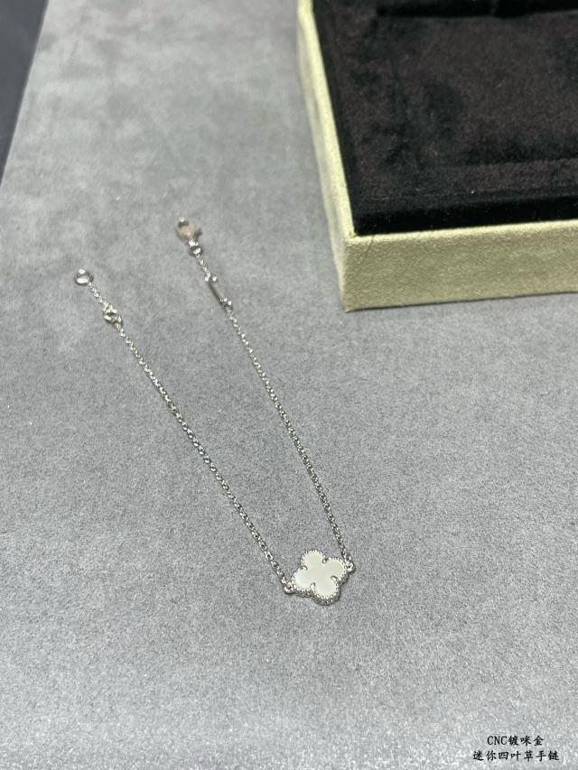 Mini White Mother-of-Pearl Four-leaf Clover Bracelet