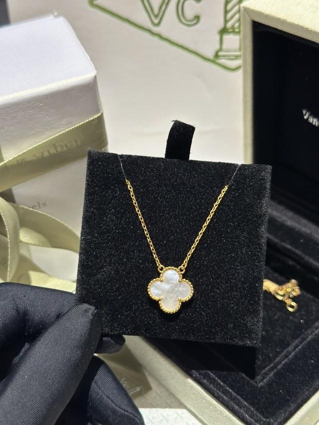 Beaded four-leaf clover necklace🍀