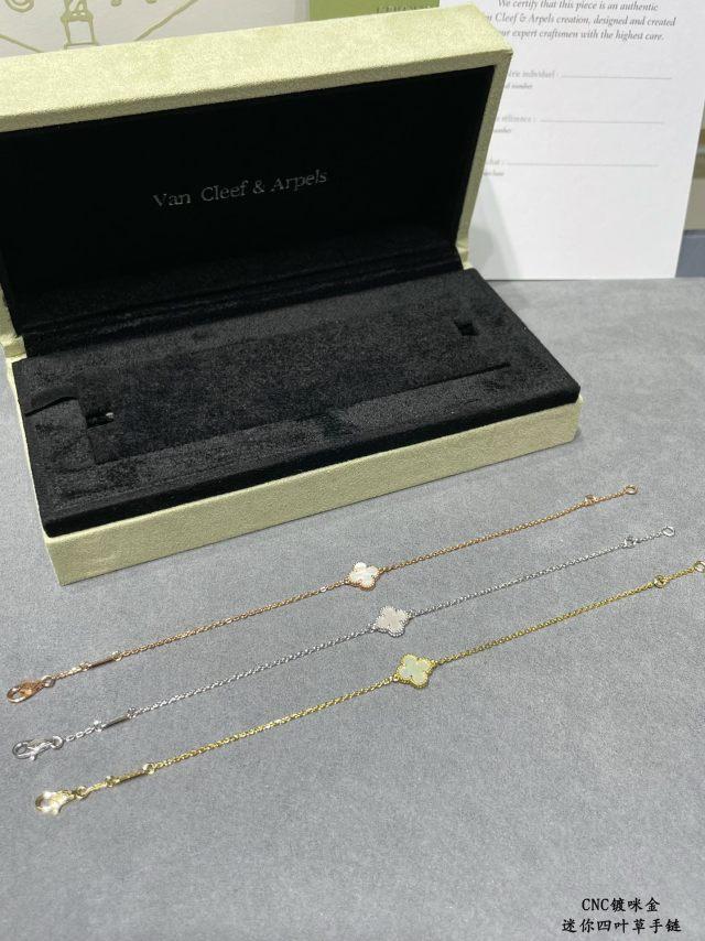 Mini White Mother-of-Pearl Four-leaf Clover Bracelet