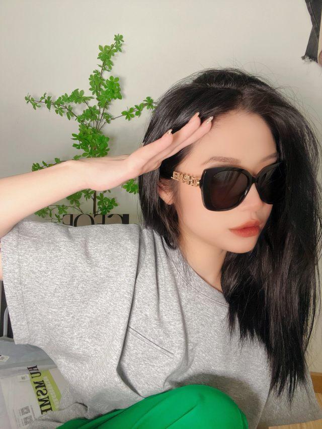 CH5422 sunglasses - gold logo